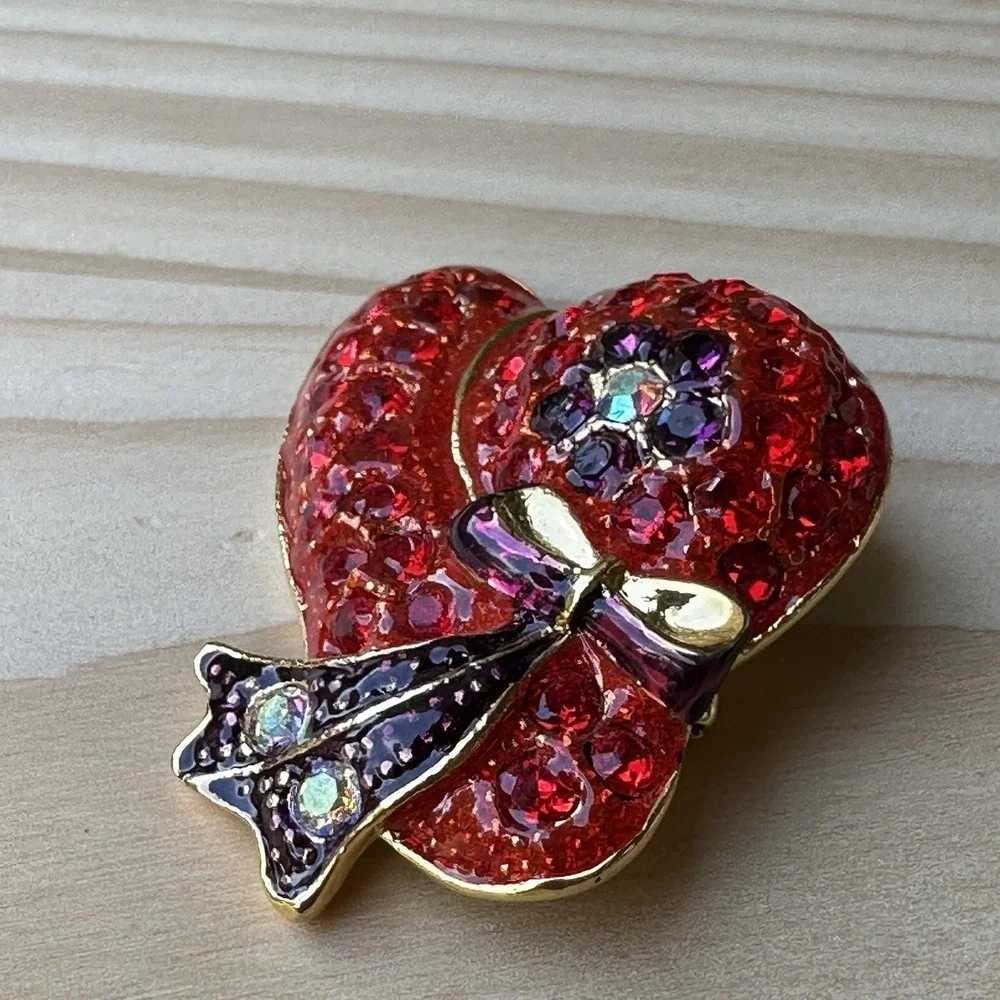 Red Hat‎ Society Brooch Pin Pendant 1.75 Inch Red Enamel Purple Crystals Gold